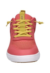 Scarpa sportiva in rete rosa con lacci gialli, punta arrotondata e suola in gomma bianca. Presenta un design leggero e un materiale superiore traspirante.