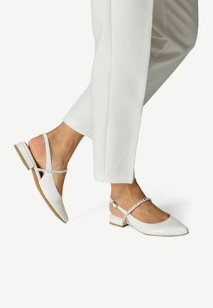 Chaussures slingback en cuir verni blanc avec un bout arrondi, une bride ajustable ornée d'accents en cristal clair, et un petit talon bloc.