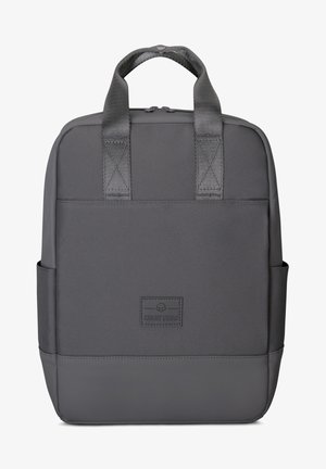 Szürke hátizsák sima szövet külső résszel, strapabíró dupla füllel és elülső logóval ellátott folttal. Két oldalzseb található rajta, amelyek extra tárolási lehetőséget biztosítanak.