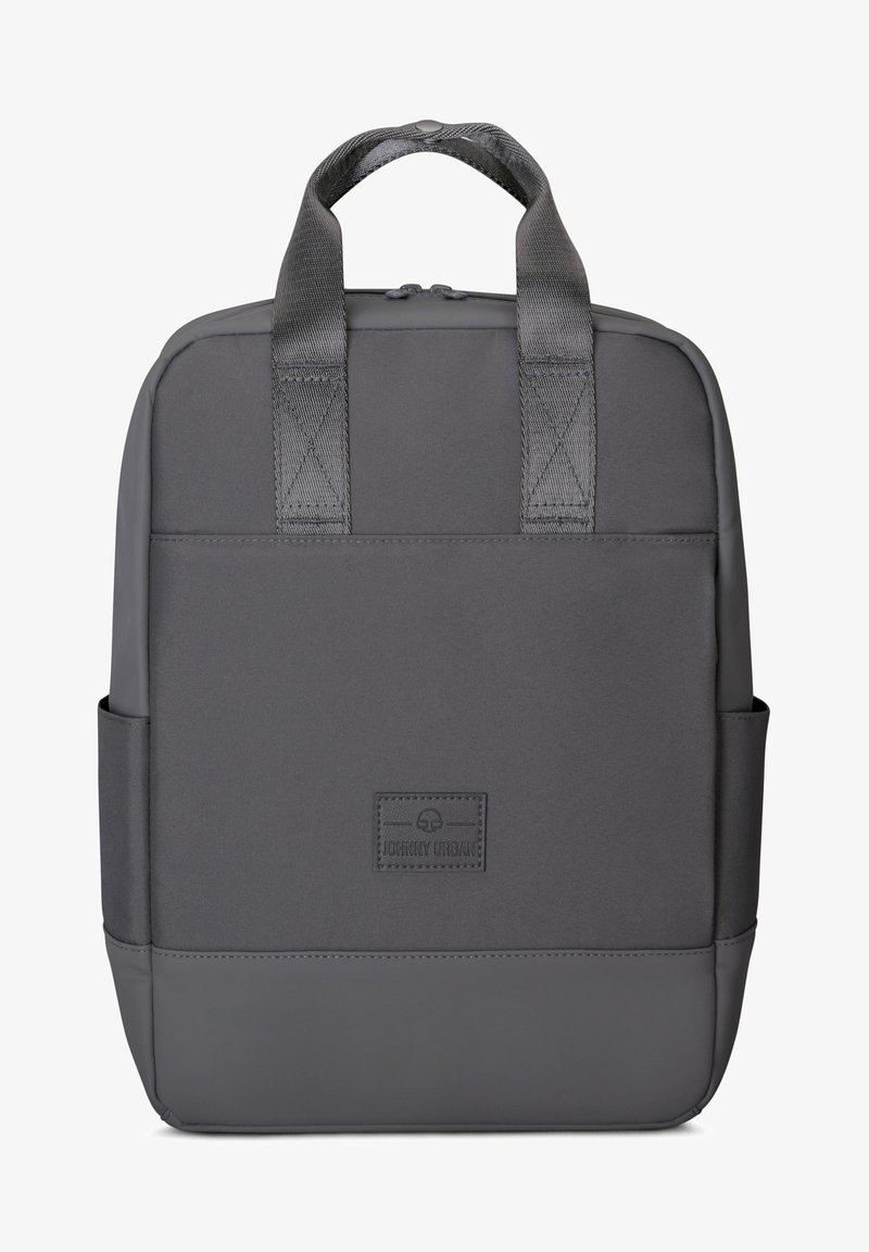 Szürke hátizsák sima szövet külső résszel, strapabíró dupla füllel és elülső logóval ellátott folttal. Két oldalzseb található rajta, amelyek extra tárolási lehetőséget biztosítanak.