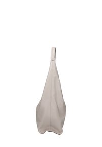 Borsa in pelle di un morbido beige con una forma triangolare unica, dotata di un manico a loop superiore e una superficie texturizzata. Nessun hardware o accento visibile.