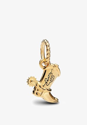 Charm d'oro a forma di stivale da cowboy con design a cactus ricamato e sperone chiodato, attaccato a un anello a cerchio intrecciato.