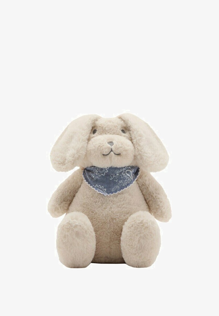 Coniglio di peluche morbido beige con orecchie cadenti, occhi neri e una bandana paisley blu intorno al collo, seduto eretto su uno sfondo bianco.