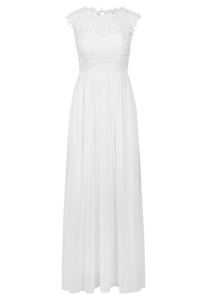 Lungo vestito bianco con corpino in pizzo, maniche a cappuccio e gonna plissettata. La texture è liscia con motivi floreali sul pizzo.