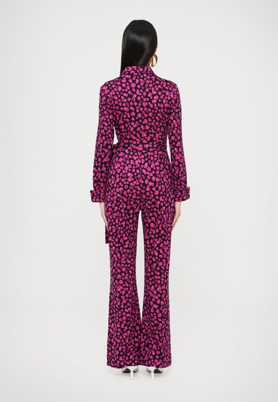 Μαύρη ολόσωμη φόρμα με φαρδιά παντελόνα και ροζ λουλουδάτο σχέδιο· διαθέτει μακριά μανίκια, ζώνη στη μέση και απαλό ύφασμα. Ιδανική για επίσημες περιστάσεις.