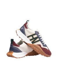 Zapatillas con una parte superior de malla color crema con acentos de ante en azul marino y burdeos, detalle del logo en verde y una suela de goma texturizada color marrón.