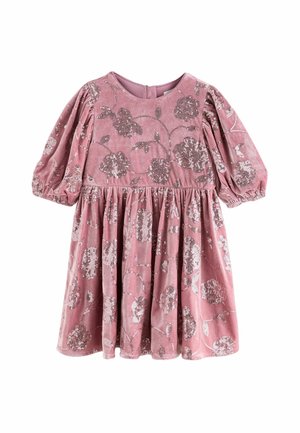 Rosa Samtkleid mit langen Ärmeln, gerafftem Taillenband und floralen Paillettenstickereien auf der Vorderseite und den Ärmeln.