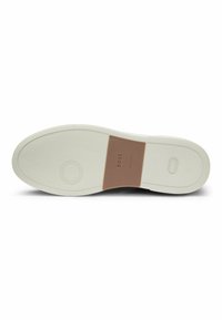 Sole di sneaker bianca con superficie texture. Presenta un accento in gomma marrone con il marchio "BOSS". Forma arrotondata, design minimalista.