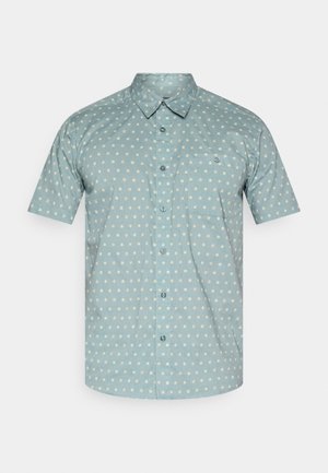 Kurzärmeliges Hemd aus hellblauem Stoff mit weißen Punkten, einem Button-Down-Kragen und einer Brusttasche mit kleinem Logo.