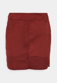 Mini-jupe en daim rouge avec une coupe droite, des coutures visibles et une légère fente sur les côtés. Texture lisse et design minimaliste.