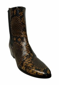 Botín de tobillo con estampado de serpiente en tonos marrón y negro, punta afilada, acabado en cuero texturizado, paneles laterales elásticos y tacón bajo.
