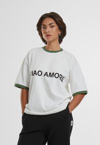 PROHIBITED CONTRAST TEE - Marškinėliai su spaudiniu - white