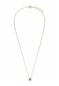 Gouden ketting met een rechthoekige groene edelsteen hanger, vergezeld van een heldere steenaccent, tentoongesteld op een witte achtergrond.