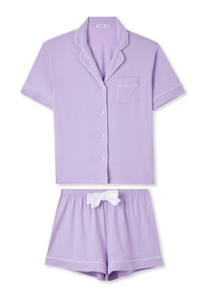 Set pigiama lilla a maniche corte con camicia con bottoni, taschino sul petto, piping bianco e pantaloncini con vita elastica chiusi con fiocco bianco.