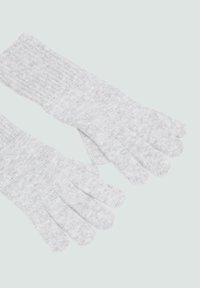 Grijze gebreide handschoenen met een zachte textuur en geribbelde manchetten, met vijf vingers en een uniform patroon overal.