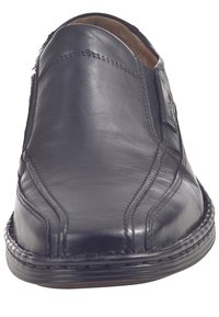 Sort læder slip-on sko med en glat finish, buet form, syningsdetaljer og en gummisål, designet til komfort og nem brug.