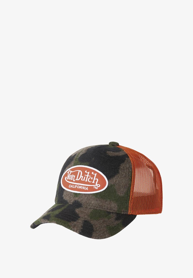 Casquette à motif camouflage avec un devant bleu foncé, un dos en maille orange et un patch ovale blanc portant l'inscription "Von Dutch California."