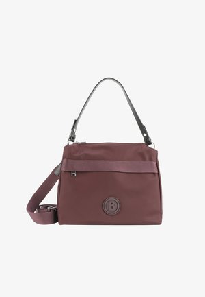 Sac à main bordeaux avec une texture lisse, doté d'une bandoulière grise, d'accents de rayures verticales et d'un logo rond à l'avant.