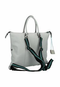 Witte leren tote bag met een zwarte en teal gestreepte schouderriem. Voorzien van zilveren hardware, bovenhandvaten en een decoratief label.