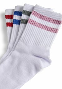 Set di quattro calzini da ginnastica bianchi con strisce orizzontali contrastanti in rosso, blu, grigio e rosa. Texture a coste nella parte superiore.