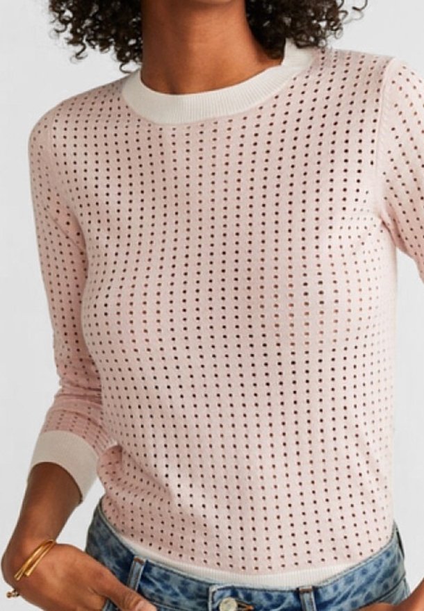 Jasnoróżowy sweter z dzianiny o wzorze ażurowym, okrągłym białym kołnierzykiem i rękawami o długości trzy czwarte. Miękka tekstura, dopasowany krój.