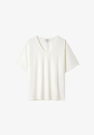 Camiseta blanca de cuello en V, hecha de un tejido suave, con mangas cortas y un corte relajado. Presenta costuras sutiles a lo largo del cuello y los dobladillos.