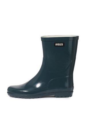 Botte de pluie courte en caoutchouc vert foncé avec une semelle crantée et le logo AIGLE près du bord supérieur sur le côté extérieur.