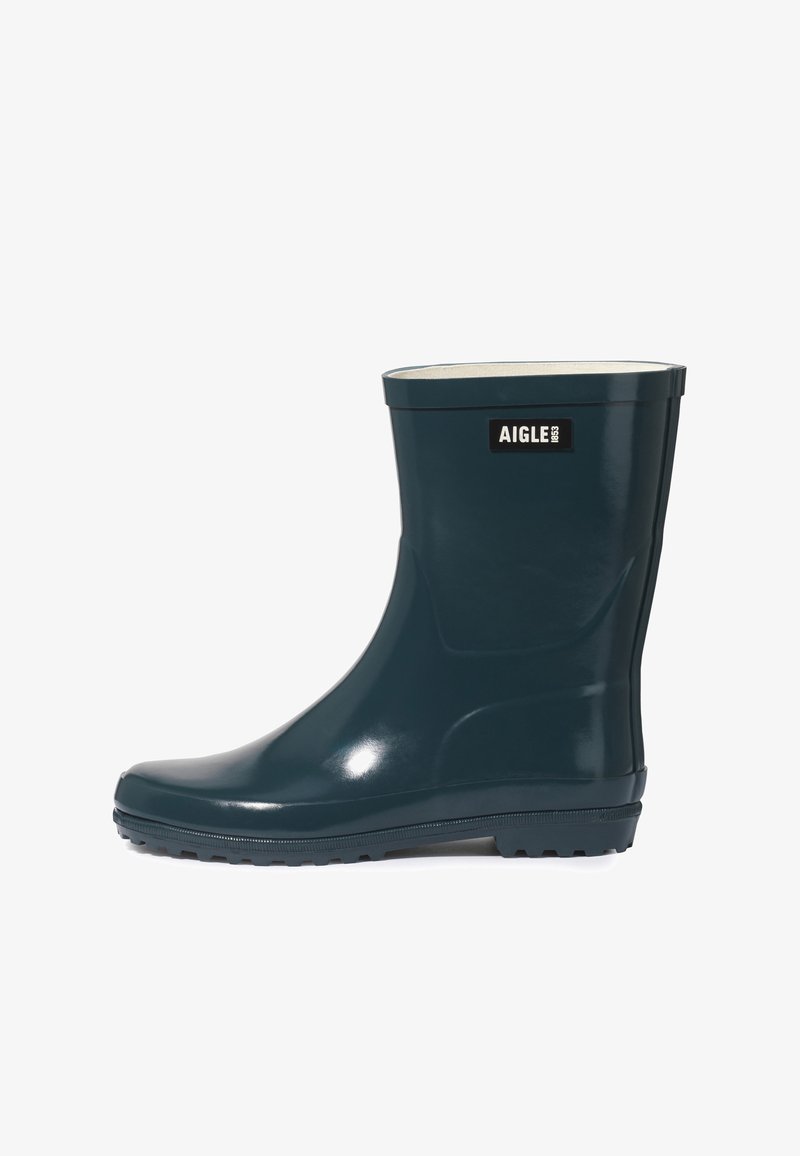 Botte de pluie courte en caoutchouc vert foncé avec une semelle crantée et le logo AIGLE près du bord supérieur sur le côté extérieur.