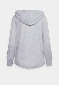 Szara bluza z kapturem o miękkiej teksturze tkaniny, długimi rękawami z elastycznymi mankietami oraz zaokrąglonym dołem. Posiada detal kaptura ze sznurkiem.