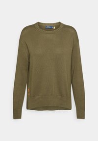 Pull en maille vert olive avec manches longues, encolure ronde, ourlet et poignets côtelés, arborant un petit logo orange sur le côté gauche.