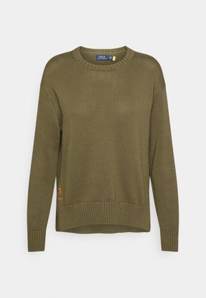 Pull en maille vert olive avec manches longues, encolure ronde, ourlet et poignets côtelés, arborant un petit logo orange sur le côté gauche.
