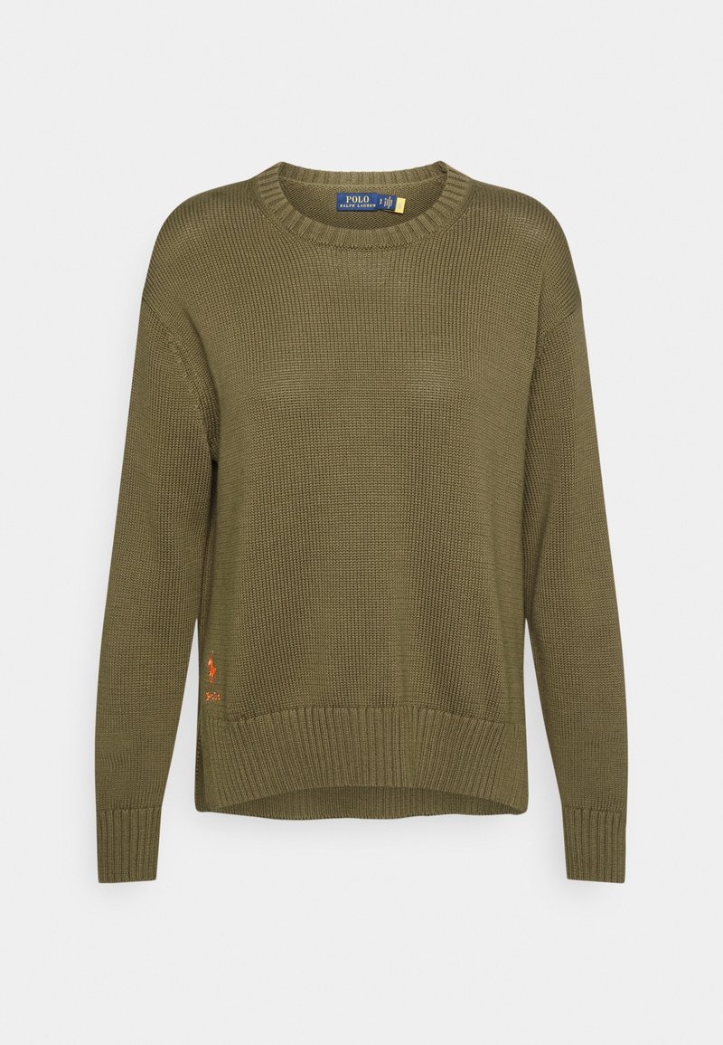 Pull en maille vert olive avec manches longues, encolure ronde, ourlet et poignets côtelés, arborant un petit logo orange sur le côté gauche.
