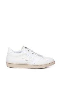 Sneakers bianchi in pelle con lacci grigi, design a profilo basso e suola in gomma beige. Presentano pannelli texturizzati e un logo inciso sul lato.