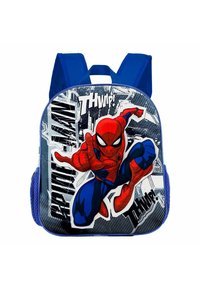 Mochila de tela azul con un diseño 3D de Spider-Man. Gráficos impresos, colores contrastantes, correas ajustables y cierre de cremallera.
