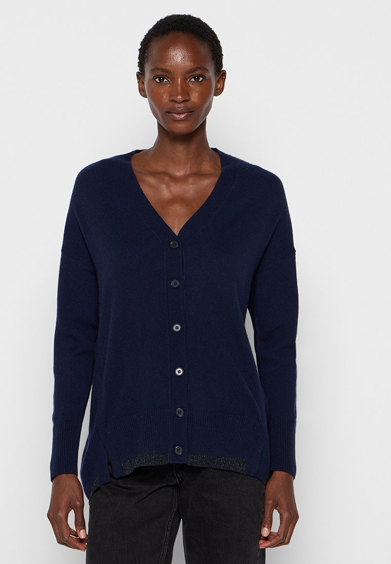 Dunkelblauer, langärmeliger Cardigan mit V-Ausschnitt und Knopfverschluss, ausgestattet mit einem gerippten Saum und seitlichen Schlitzen für zusätzlichen Stil.