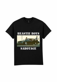 Sort bomulds t-shirt med et vintage bilgrafik, hvor tre personer er vist, med teksten "BEASTIE BOYS" og "SABOTAGE" i fed hvid skrift.