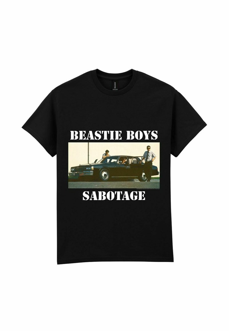Camiseta de algodón negra con un gráfico de un coche antiguo y tres individuos, etiquetados con "BEASTIE BOYS" y "SABOTAGE" en letras blancas en negrita.