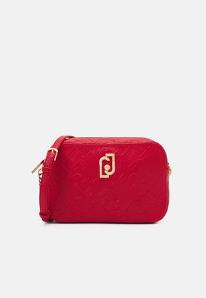 Rød tekstureret læder crossbody taske med justerbar strop, guldtonet logo-plade og lynlåslukning på toppen.