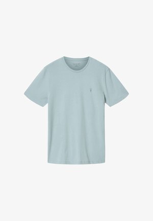 Lichtblauw T-shirt met korte mouwen en ronde hals met klein geborduurd logo op de linkerborst, afgebeeld op een effen witte achtergrond.