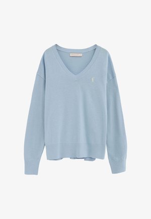 Hellblauer V-Ausschnitt-Pullover mit langen Ärmeln, gerippten Bündchen und Saum, mit einem kleinen gestickten Logo auf der linken Brust.