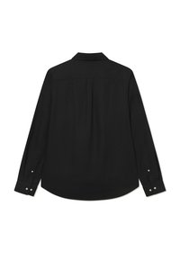 Zwarte lange mouwen shirt met een kraag, knoopmanchetten en een gebogen zoom. Heeft een rugplooi voor bewegingsgemak. Glad stoftextuur.