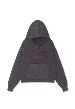 Ciemnoszara dzianinowa bluza z kapturem na zamek błyskawiczny, z przednimi kieszeniami i czerwonym napisem ""Ed Hardy 1971 New York"" na piersi i na lewym rękawie.