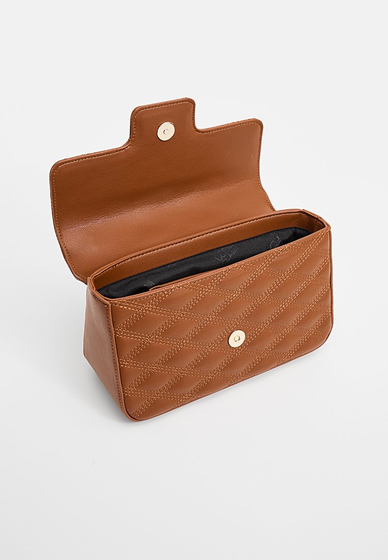 Borsa a pochette in pelle marrone con motivo trapuntato, chiusura a scatto dorata e fodera interna nera. Aperta, mostra il compartimento interno.