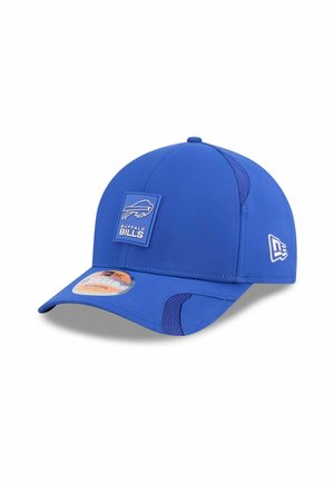 Casquette de baseball bleue avec une visière plate, ornée d'un logo rectangulaire en patch et d'accents en mesh sur les côtés. Tissu lisse avec un design structuré.