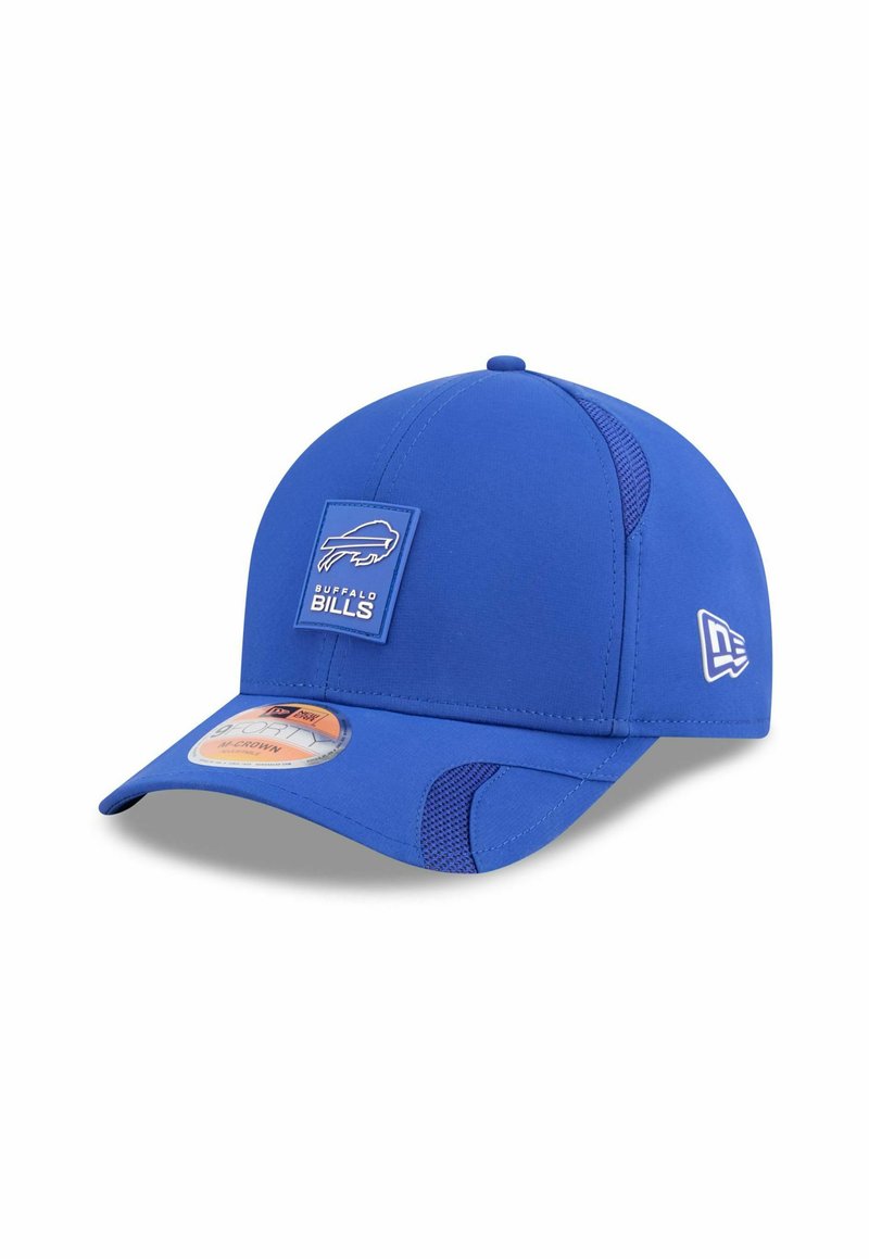 Blauer Baseball-Cap mit flachem Schirm, ausgestattet mit einem rechteckigen Logo-Patch und Netz-Akzenten an den Seiten. Glattes Gewebe mit strukturiertem Design.
