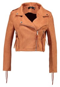 Vaaleanruskea mokkanahkainen lyhyt pyöräilijän takki, jossa on epäsymmetrinen vetoketju, sivutaskut ja pitsikoristelut sivuilla. Hopeiset metalliosat.