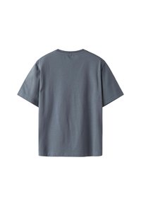 Grå bomullströja med korta ärmar, rund hals och avslappnad passform. Slät textur, inga mönster eller accenter, enkel design.