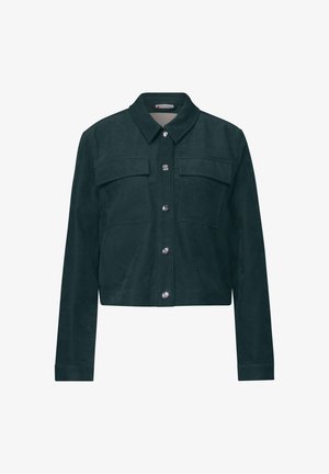 Giacca croppata in suede verde scuro con colletto a camicia, chiusura frontale con bottoni, due tasche sul petto e maniche lunghe. Superficie testurizzata e accessori in metallo argentato.
