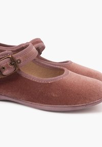 Růžové sametové Mary Jane boty s kulatou špičkou, elastickým pásem a bronzovou sponou. Hladký povrch a polstrovaná stélka.