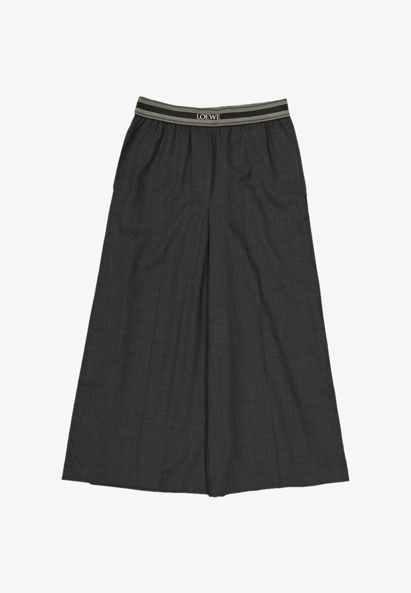 Pantalon à jambes larges gris foncé avec taille élastique portant la marque « LOEWE » en rayures blanches et beiges.